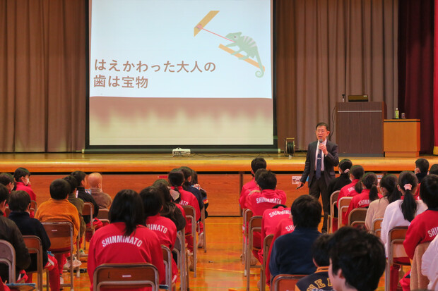 【画像】稲田雅一院長が新湊小学校で講演しました