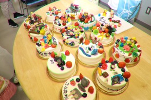 【画像】親子１４組が創った夢ケーキ