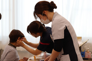 【画像】看護師による血糖測定や耳つぼダイエットも行ないました 【画像】看護師による血糖測定や耳つぼダイエットも行ないました
