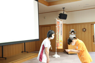【画像】受講者代表に看護部長の加藤礼から「オレンジちゃん缶バッジ」の贈呈
