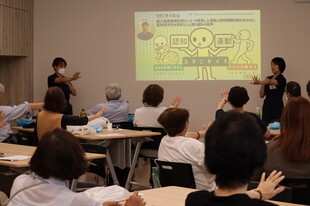 【画像】患者さんと「コグニサイズ」を行い、一緒に体を動かしました 【画像】患者さんと「コグニサイズ」を行い、一緒に体を動かしました