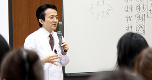 【画像】講義 「病院理念」 真鍋院長 【画像】講義 「病院理念」 真鍋院長