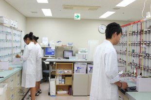 【画像】薬剤科での調剤体験 【画像】薬剤科での調剤体験