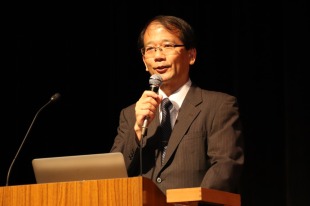 【画像】健康セミナー実行委員長である豊田茂郎医師（副院長）による開演挨拶