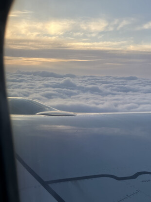 【画像】関西空港から金海国際空港へ向かう機内で撮影した一枚。あいにくの曇り空だったが、上空に出ると、美しい青空と雲海のコントラストが広がっていた。