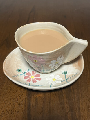 【画像】宮本晴江（糖尿病看護特定認定看護師）糖尿病の方と関わる中で、「どう声をかけたらいいのかな…」「どう関わったらいいのかな…」と迷うことはありませんか？私も同じように悩みながら、ひとつひとつ経験を積んできました。糖尿病看護に携わって25年以上になりますが、いつも大切にしているのは “先入観をもたずに、お話をじっくり聞くこと”。そうすると、少しずつ心を開いてくださり、気がつけば私の方が元気をいただいていることも多いんです。日々のケアでは、「小さな変化を一緒に喜べる関係」をつくることを心がけています。その積み重ねが、その方らしい暮らしや治療につながると信じています。リフレッシュは、細く長く続けているエアロビ。最近は家庭菜園にもハマっていて、育っていく野菜を見るのがちょっとした楽しみです。好きな飲み物はミルクティー。仕事の合間の一杯が、ほっとする瞬間です。これからも、“笑顔と元気” を忘れずに、みなさんの糖尿病ケアを支えていきたいと思っています。（写真は、お気に入りのティーカップと紅茶）