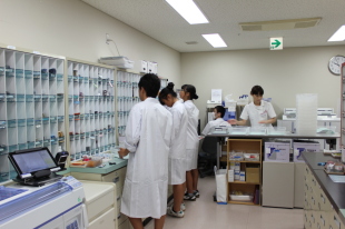 【画像】薬剤科での調剤体験 【画像】薬剤科での調剤体験