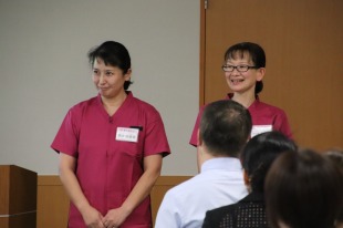 【画像】デンタルクリニック歯科衛生士の澤谷（左）と寺林（右）