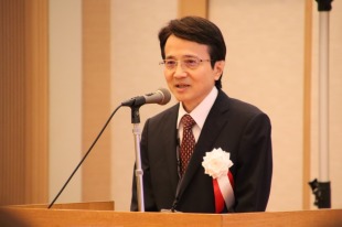 【画像】開会挨拶をする病院長の真鍋恭弘医師 【画像】開会挨拶をする病院長の真鍋恭弘医師