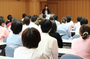 【画像】女性を中心としたたくさんの聴講者