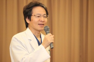 【画像】補足説明する消化器内科の平名浩史医師