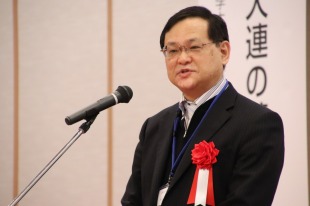 【画像】射水市医師会長の木田和典先生から挨拶を頂戴しました。挨拶(要約)公益性が高い病院かどうかは、その病院の志と実績であると思います。射水市医師会は公益社団法人として地域の皆さんに寄り添い、全員がかかりつけ医であり、学校医であろうという志を持っています。同じ志を持っている者同士であれば健全な連携ができるはずであると考えています。 【画像】射水市医師会長の木田和典先生から挨拶を頂戴しました。挨拶(要約)公益性が高い病院かどうかは、その病院の志と実績であると思います。射水市医師会は公益社団法人として地域の皆さんに寄り添い、全員がかかりつけ医であり、学校医であろうという志を持っています。同じ志を持っている者同士であれば健全な連携ができるはずであると考えています。