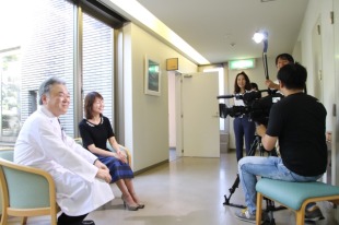 【画像】腎透析センター長で副院長の二村明広医師とアナウンサーの山田彰子さん