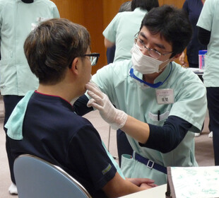 【画像】ひげ剃りのモデルは男性職員になってもらいました 【画像】ひげ剃りのモデルは男性職員になってもらいました