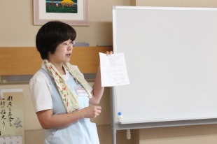 【画像】糖尿病療養指導士の松田看護師による説明 【画像】糖尿病療養指導士の松田看護師による説明