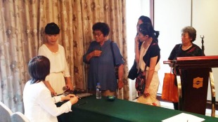 【画像】大連での説明会後、参加者からの質問に答える舘医師 【画像】大連での説明会後、参加者からの質問に答える舘医師