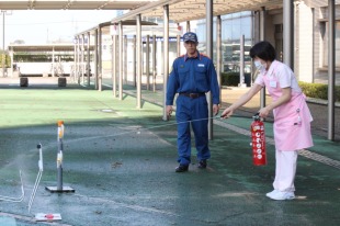 【画像】水消火器を使った消火訓練