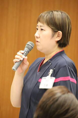 【画像】A病棟での身体拘束に対するレクチャー前後の看護師の意識調査と題して発表したさくら病棟 土倉