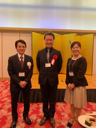 【画像】懇親会にて真鍋医師(左)、酒向先生(中央)、大川言語聴覚士(右) 【画像】懇親会にて真鍋医師(左)、酒向先生(中央)、大川言語聴覚士(右)
