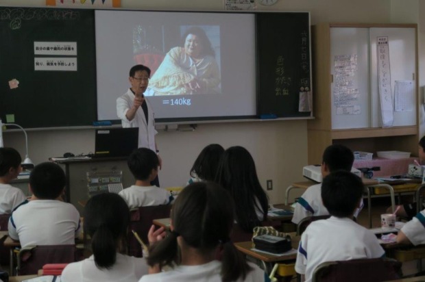 【画像】稲田医師が小学校で歯みがき教室の授業を行いました