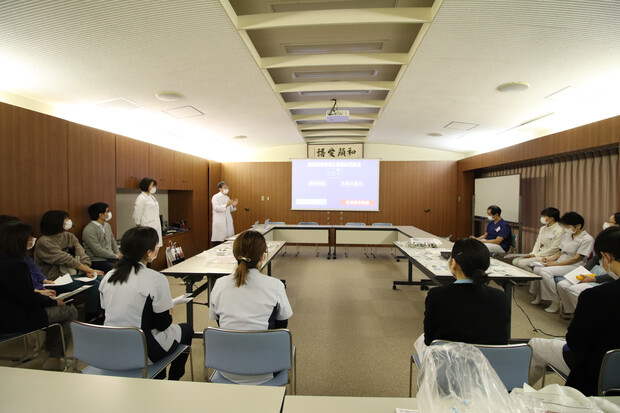 【画像】統合医療プロジェクトの取り組みとして紫雲膏（しうんこう）作り体験会が行われました