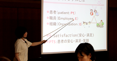 講義中の塩野室長代行