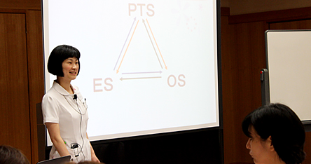 講義中の加藤看護部長