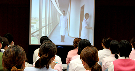 ビデオ鑑賞の様子