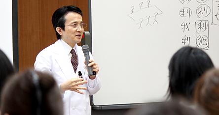 講義中の真鍋院長