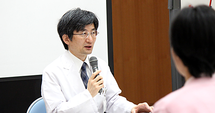 講義中の刀塚副院長