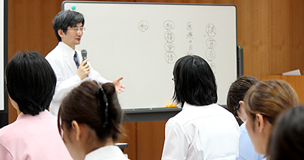 「職員信条」の講義の様子