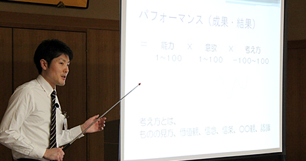 講義中の濱名主任
